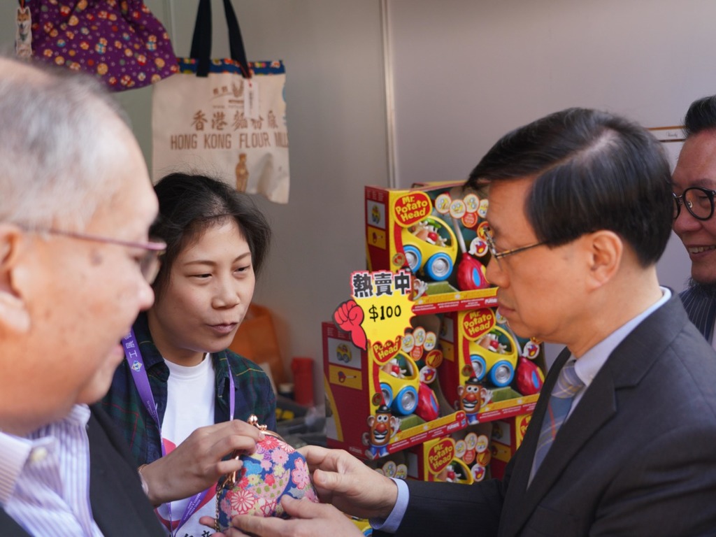特首李家超今晨參觀工展會攤檔。