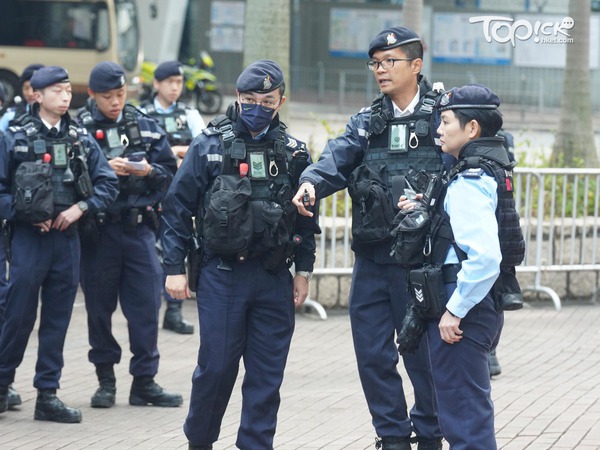 警員荷槍實彈於法院外戒備。(林宇翔攝)