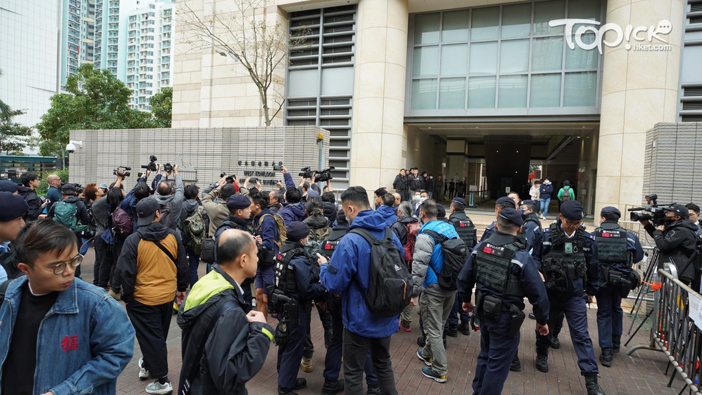 警員荷槍實彈於法院外戒備。（林宇翔攝）