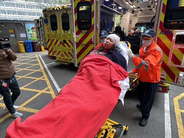 黃大仙單位起火男住戶燒焦亡,母女疑被刀傷送院。