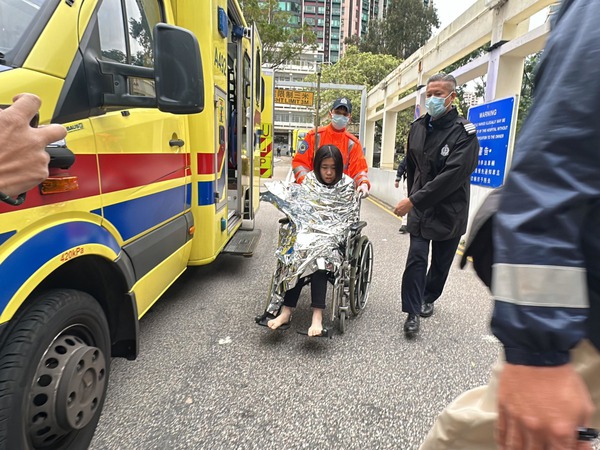 黃大仙單位起火男住戶燒焦亡,母女疑被刀傷送院。