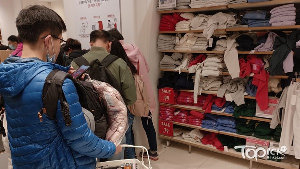 氣温驟降市民急買禦寒衣物,觀塘服裝連鎖店人頭湧湧。(曾秋文攝)