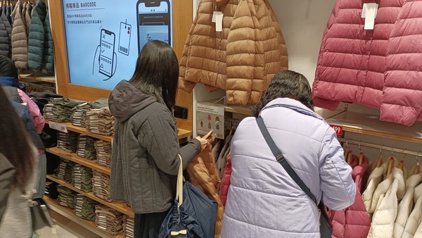 氣温驟降市民急買禦寒衣物,觀塘服裝連鎖店人頭湧湧。(曾秋文攝)