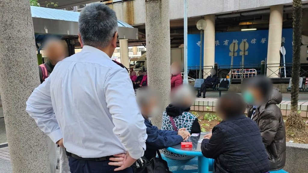 葵芳邨4長者聖誕街頭打牌，涉街頭聚賭被捕。（警方提供）