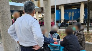 葵芳邨4長者聖誕街頭打牌，涉街頭聚賭被捕。（警方提供）