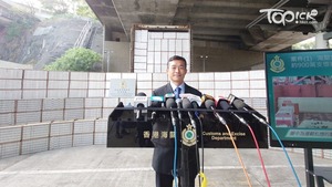 海關偵破大型海路私煙草案，檢市值8,200萬元私煙拘2男。（黃傑偉攝）