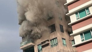 跑馬地冬青閣單位起火傳爆炸聲。（Facebook 我們都是跑馬地長大的 ( We grew up in Happy Valley )）