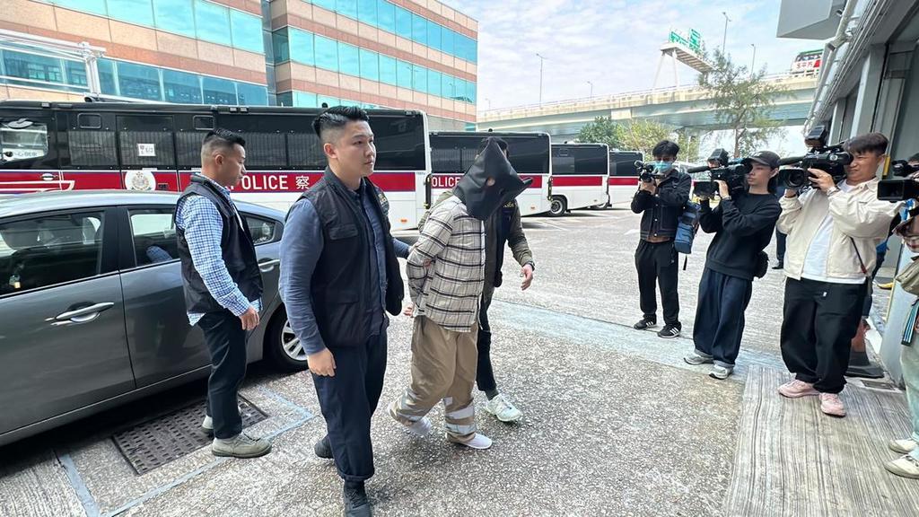 外籍男（蒙面男）借撐扶偷袋，視障人士損失9,000元財物。