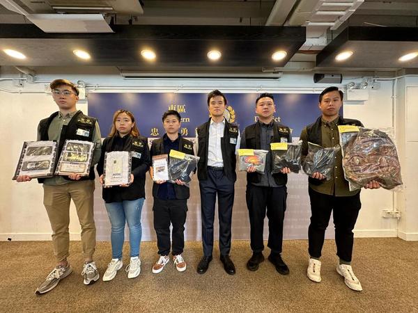 警方展示涉案的財物,包括手提電話、現金、銀包及身份證等。
