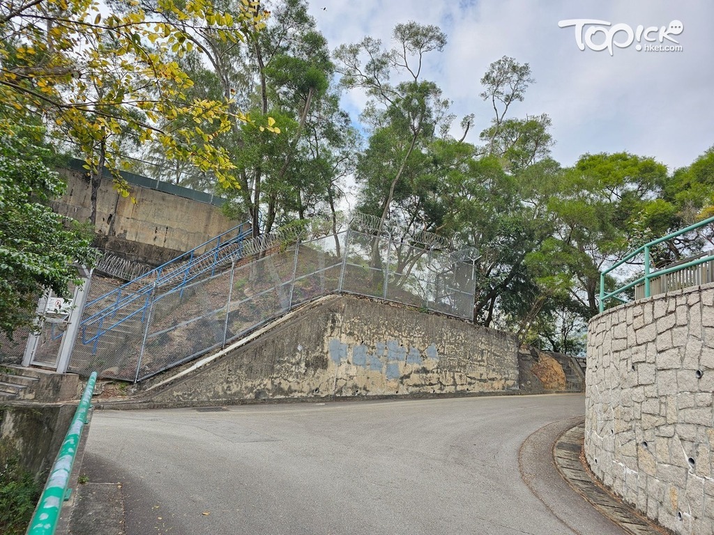 由樂富港鐵站步行半小時左右，可抵達配水庫。沿配水庫旁的環山小徑可達格仔山平台。（王茵芸攝）
