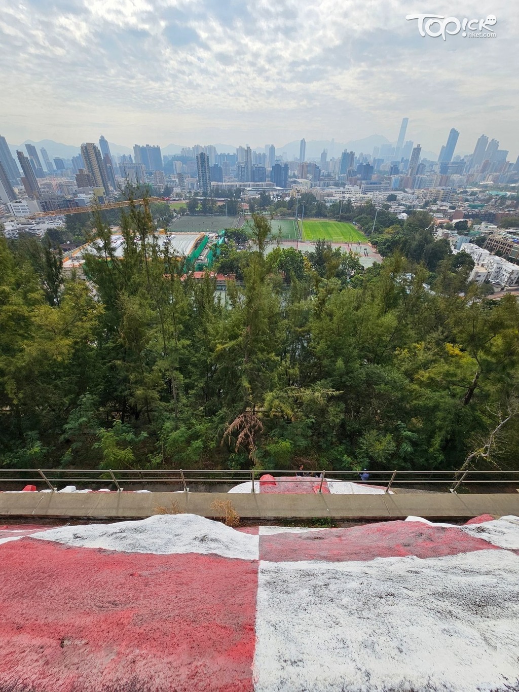由格仔山平台遠眺，九龍城景色盡收眼底，紅白格在 2021 年重新油漆，藍天白雲下份外搶眼。（王茵芸攝）