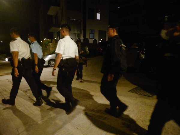 有警員在柳俊江燒炭身亡的村屋調查。(黃傑偉攝)