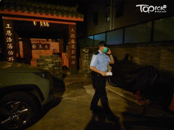 有警員在柳俊江燒炭身亡的村屋調查。(黃傑偉攝)