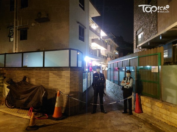 有警員在柳俊江燒炭身亡的村屋調查。(黃傑偉攝)