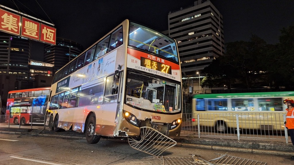 一輛27號九巴失控撞上欄杆，車身傾側一邊。（香港交通及突發事故報料區圖片）