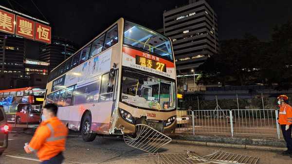 一輛27號九巴失控撞上欄杆,車身傾側一邊。(香港交通及突發事故報料區圖片)