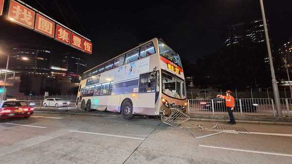 一輛27號九巴失控撞上欄杆,車身傾側一邊。(香港交通及突發事故報料區圖片)