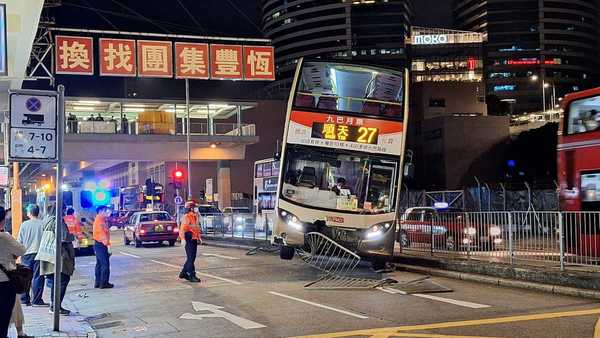 一輛27號九巴失控撞上欄杆,車身傾側一邊。(香港交通及突發事故報料區圖片)