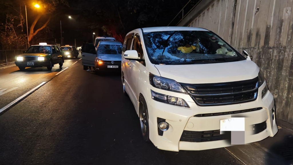 天水圍私家車攔車截劫，3男持鐵棍劫走20萬現金。