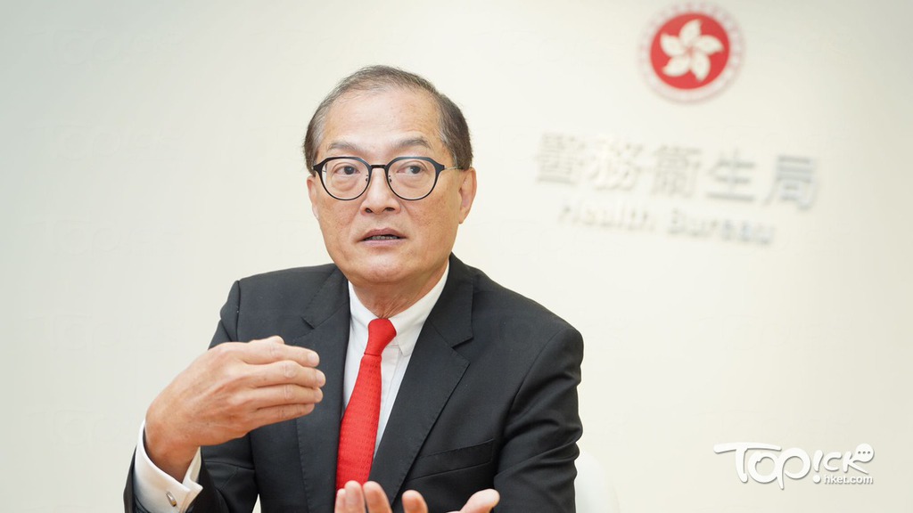 盧寵茂接受本報訪問，講解急症室收費調整。(林宇翔攝)