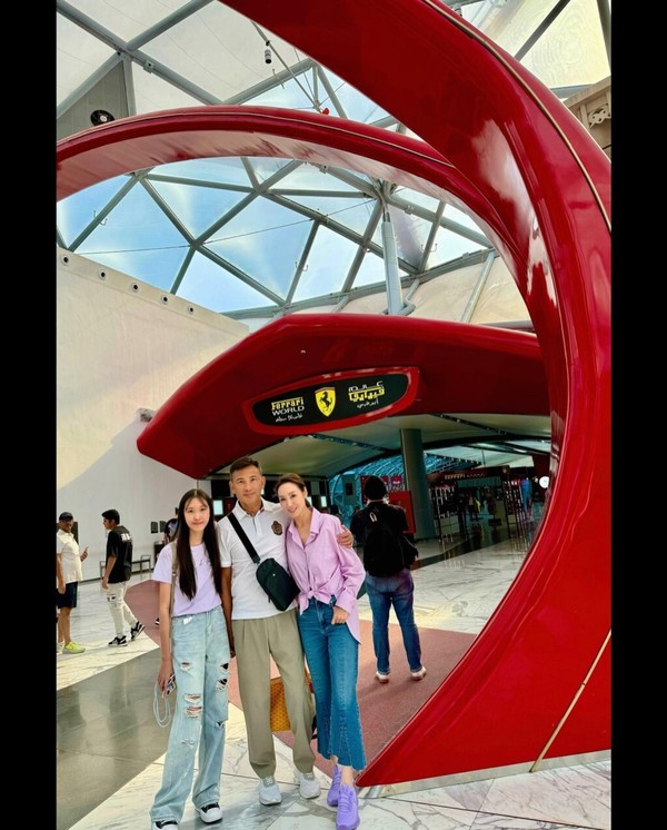 郭可盈近日一家飛到杜拜旅行。