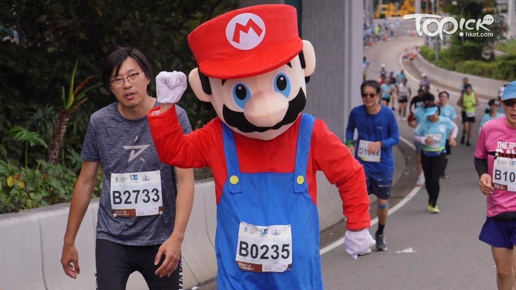渣馬跑手悉心打扮。（梁偉榮攝）