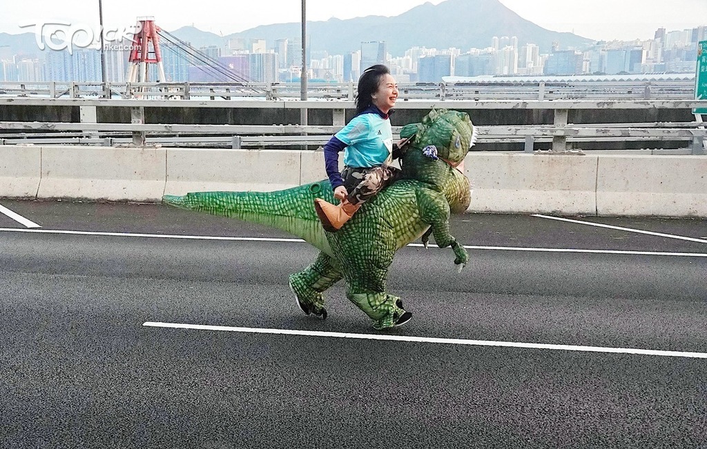 有跑手扮恐龍。（朱永倫攝）