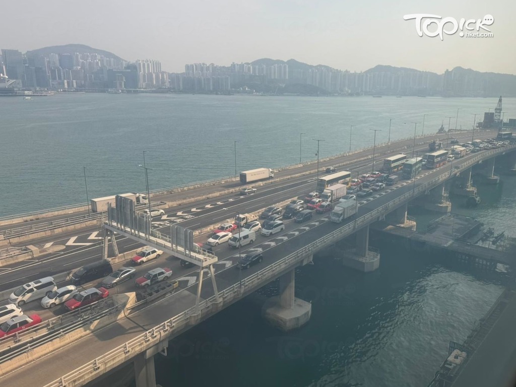 受交通意外影響，車龍長逾百米。（黃穎津攝）