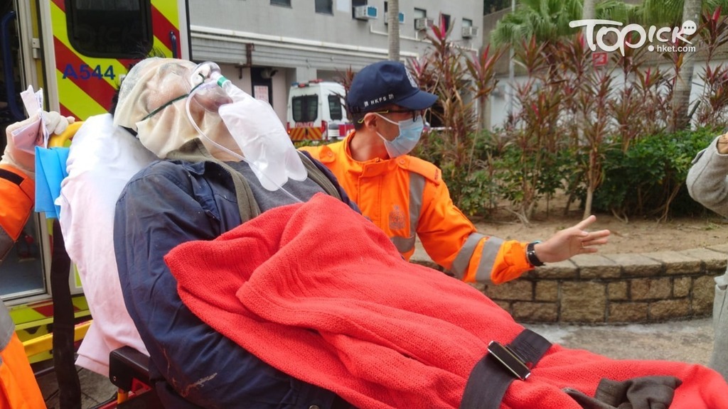 其中一名傷者敷上面膜送院。（黃傑偉攝）