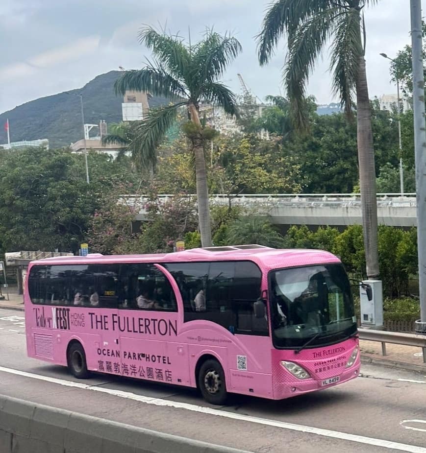 網民影到美斯隊巴坐滿人，似是準備離港。（fb圖片）