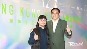 金像獎主席爾冬陞與《白日之下》導演簡君晋（左）。（陳慧安 攝）