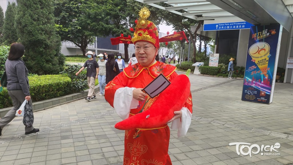 民建聯立法會議員陳仲尼化身財神表演切辣椒促財爺撤辣。（戴朗希攝）