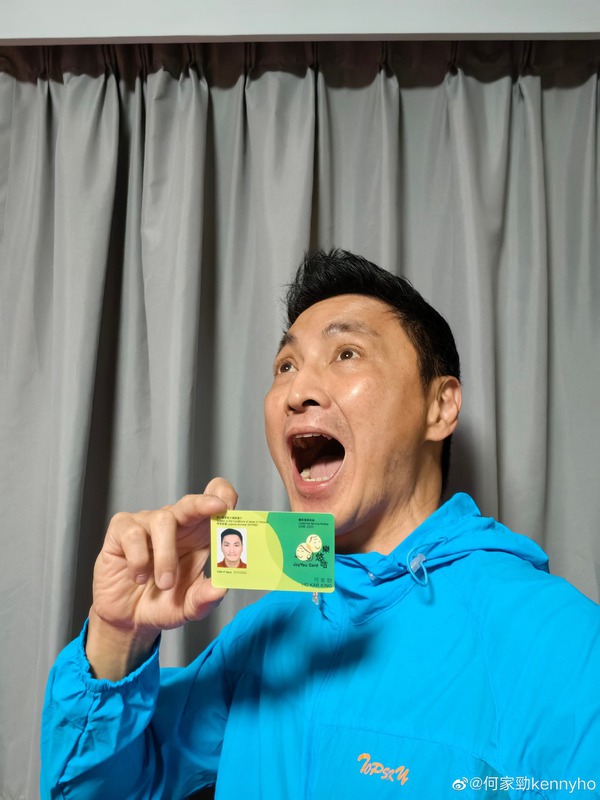 何家勁與樂悠卡自拍!(微博圖片)