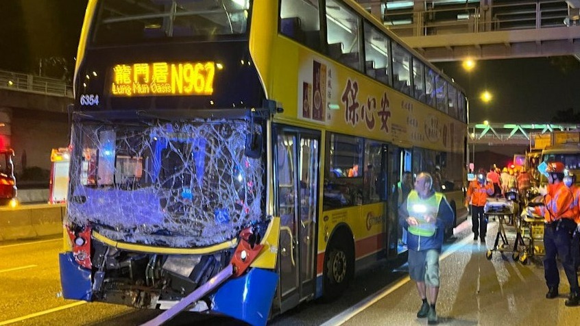 巴士車頭嚴重損毀。