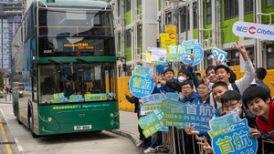 全港首輛雙層氫能巴士今早（25日）啟航。（城巴提供圖片）