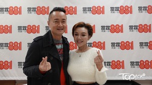 《星光背後》主持梁泰來（左）與葉子楣。