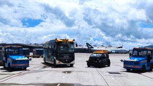 香港國際機場正使用不同功能的自動車，包括自動駕駛拖車(左一及右一)、自動駕駛巡邏車(右二)，以及自動駕駛小型巴士(左二)。（林世雄網誌圖片）