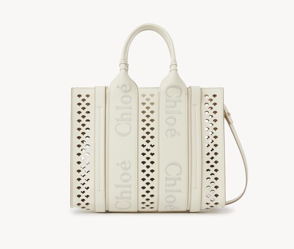 Woody小型tote bag表面應用粒面小牛皮配以通花波浪飾邊。($16,900/圖片品牌提供)