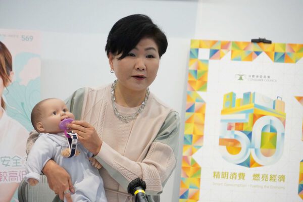 消委會總幹事黃鳳嫺示範安撫奶嘴夾的用途。(林宇翔攝)