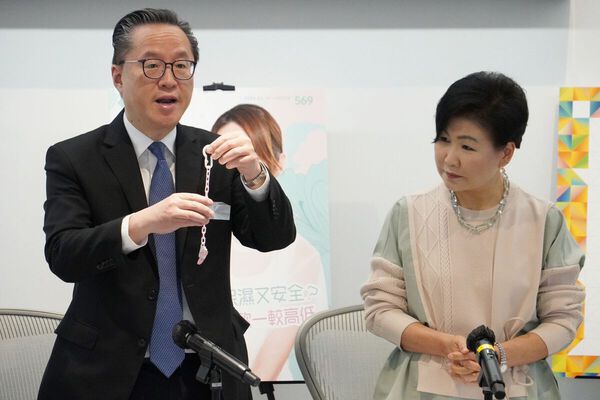 消委會宣傳及社區關係小組副主席陳建年(左)示範利用2個模擬嬰幼兒口腔的模板,測試安撫奶嘴夾導致嬰兒窒息的風險。(林宇翔攝)