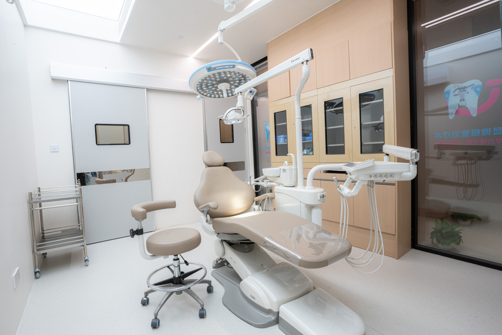 診所設置了獨立無菌手術室，安全標準比很多香港診所都要高。