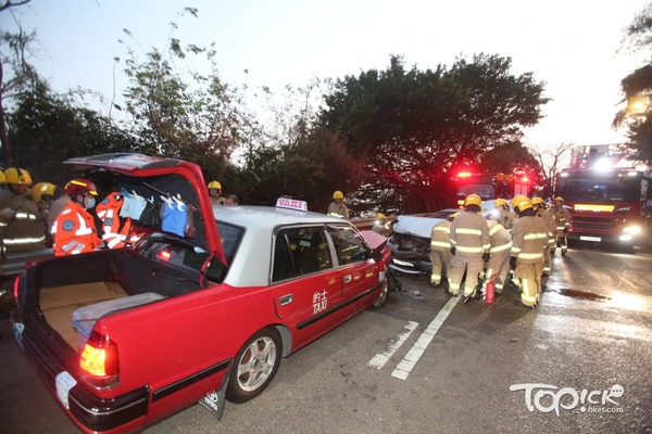 一輛的士及私家車在西環域多利道相撞,初步有5人受傷。(曾秋文攝)