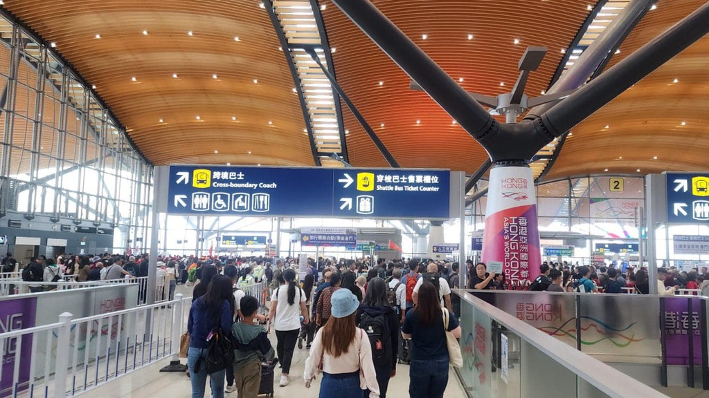 大批市民趁復活節長假期開始前夕離港。（Facebook香港突發事故報料區及討論區專頁圖片）