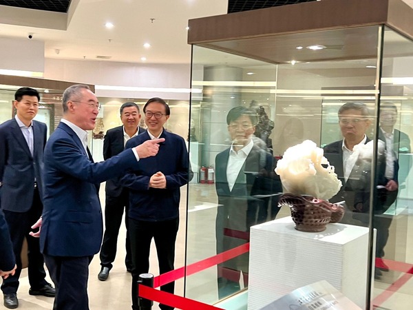 香港江蘇社團總會回訪團拜訪和參觀江蘇省蘇豪控股集團。