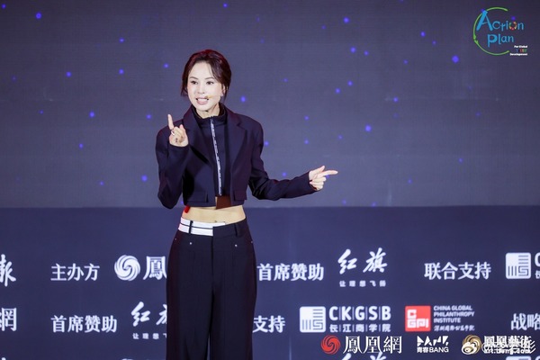 李若彤為「女性影響力大賞」擔任演講嘉賓。（取自微博）