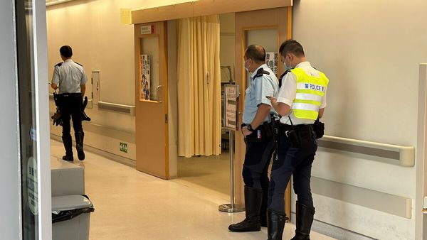 駕駛該輛失控私家車的54歲女司機頭部受傷,昏迷被送往瑪嘉烈醫院搶救。