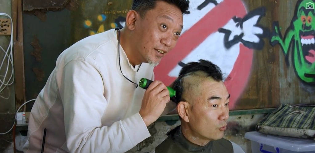 鄭保瑞為任賢齊剃頭髮。