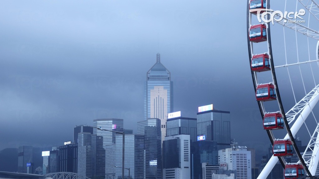 天文台早上8時半發出發出黃色暴雨警告信號。（王韻青攝）