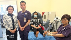 足病治療師需要耐心與病人溝通。(陳展棋攝)
