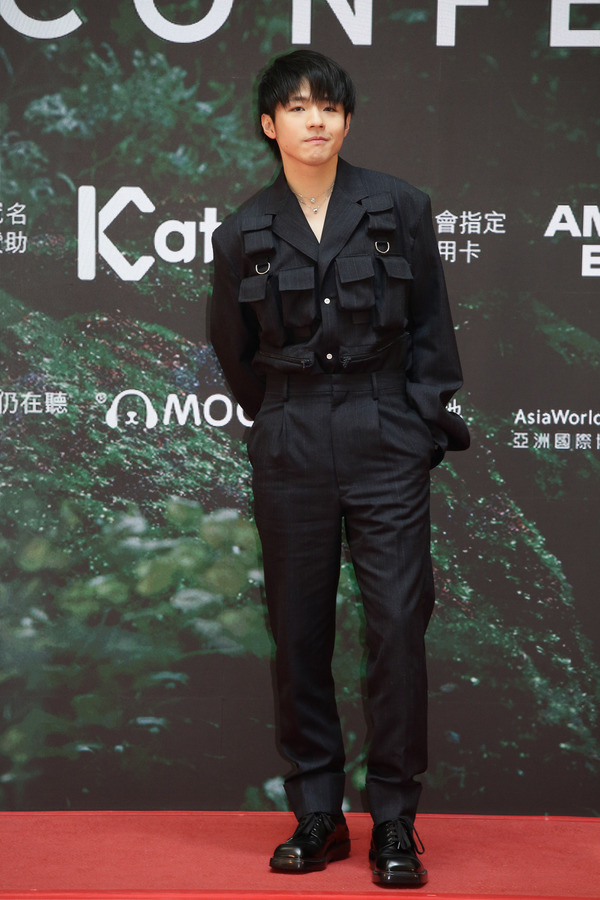 Ian身穿Prada showpieces出席個人演唱會記招。(圖片MakerVille提供)